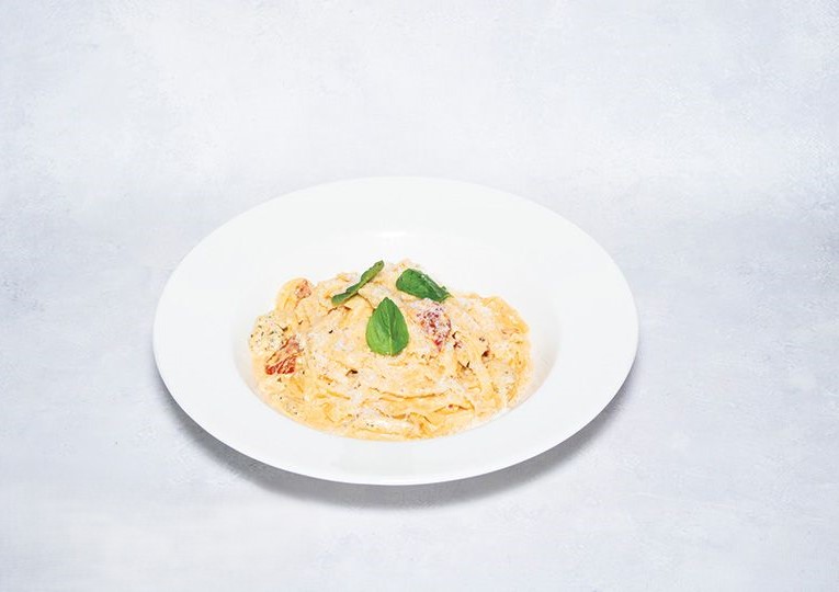 Creamy Tagliatelle &
Sundried Tomatoes
